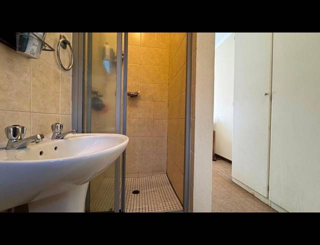 2 bed property to rent in WILLOW PARK MANOR